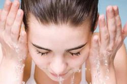 白糖洗脸去痘印法 让你摆脱痘印烦恼