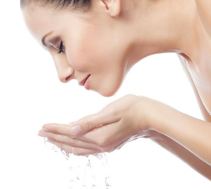 白头粉刺是怎么形成的 该如何去除