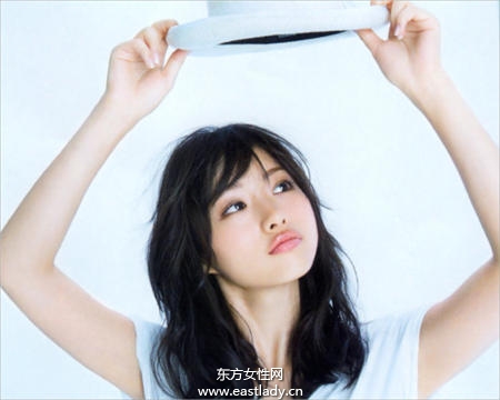 学起来 日女星石原聪美丰唇的方法