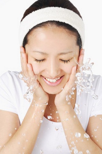 去皱纹最好的方法 正确洗脸远离皱纹