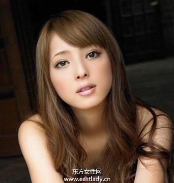 脸部按摩解决清晨浮肿脸