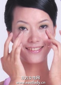 敲揉三焦经可减少鱼尾纹产生