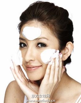 早上洗脸记得使用质地温和洁面产品