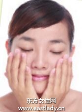 使用美白化妆水为干燥肌肤补充水分