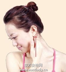颈部按摩方法消除惹人颈纹