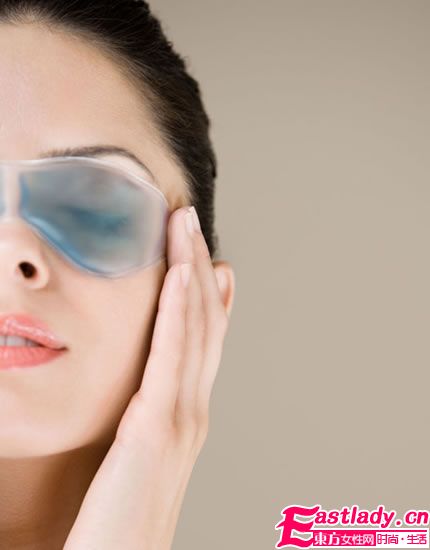 眼霜+按摩软硬兼施救治黑眼圈问题肌