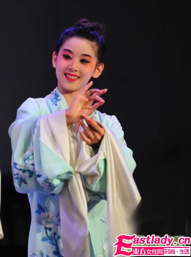 腹有诗书气自华 ＂奶茶妹妹＂清纯造型