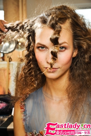 洋娃娃一般的蓬松卷发