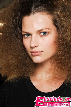 洋娃娃一般的蓬松卷发