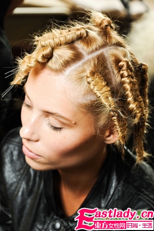 洋娃娃一般的蓬松卷发