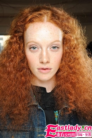 洋娃娃一般的蓬松卷发