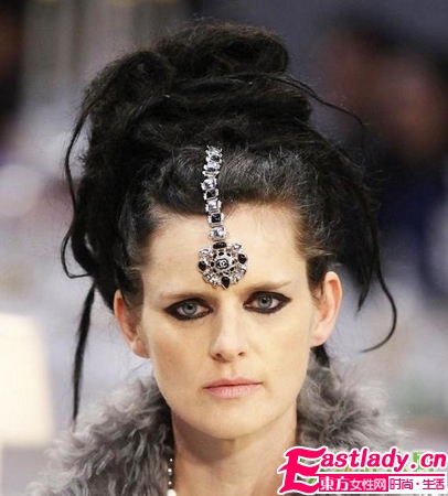 浓黑烟熏妆与眉心坠的绝配