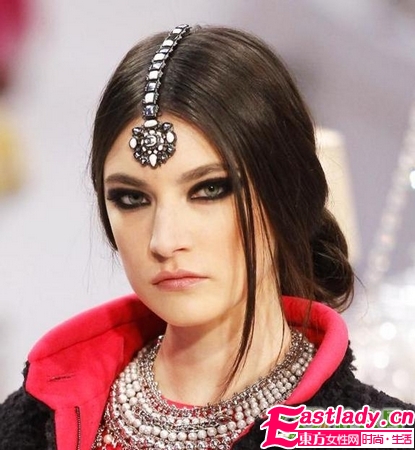 浓黑烟熏妆与眉心坠的绝配