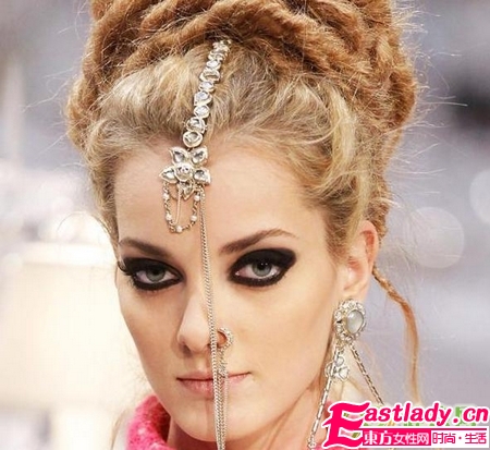 浓黑烟熏妆与眉心坠的绝配