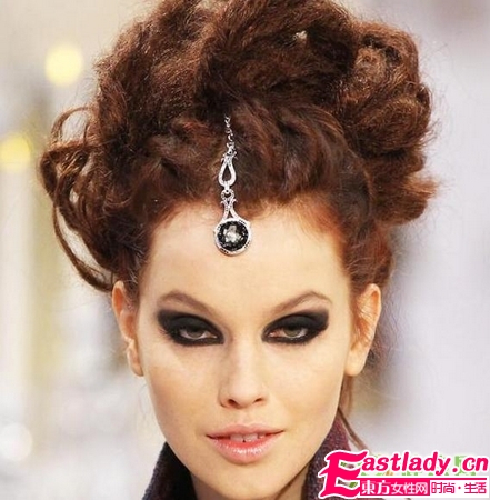 浓黑烟熏妆与眉心坠的绝配