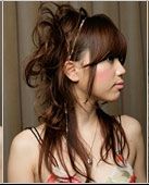 魅力升级 巧用项链点缀盘发