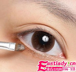 六小步画出 清纯 派烟熏妆容