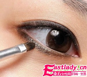 六小步画出 清纯 派烟熏妆容