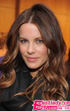 11位女星裸妆斗艳 笑容自信