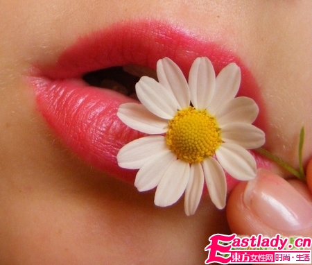 去除嘴唇死皮 抹点白糖就行