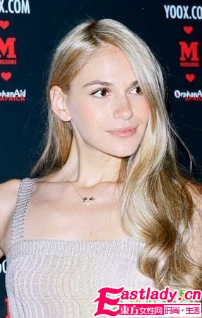 11位女星裸妆斗艳 笑容自信