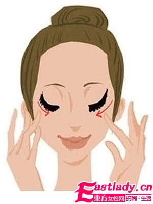 让眼霜效果翻倍的涂抹方法