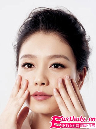 明星支招 祛除浮肿眼圈按摩法