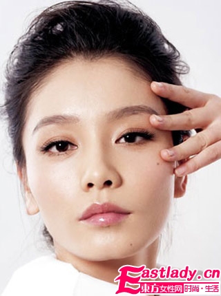明星支招 祛除浮肿眼圈按摩法