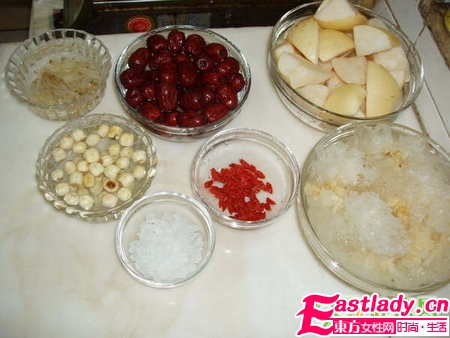 秋季美容养颜汤 梨银耳红枣枸杞汤