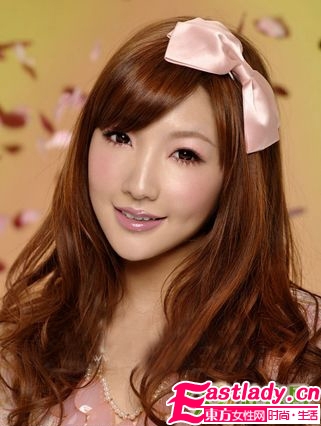 假睫毛增添大眼魅力