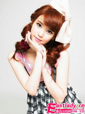 假睫毛增添大眼魅力