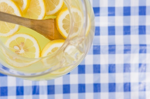 柠檬片泡水的功效 美白润肤提高免疫力