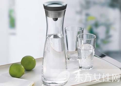 小心 这三个错误喝水习惯喝多了会致癌