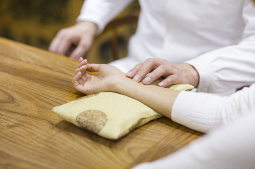 女性尿路感染怎么办 四个方面助治愈