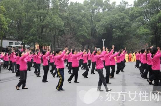 中老年人跳广场健身操的好处有哪些