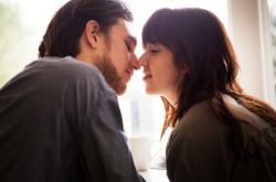 学这八个男女接吻技巧 让她非你不可