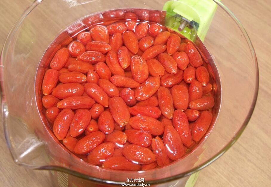 枸杞子泡酒喝的功效与做法 增强造血功能