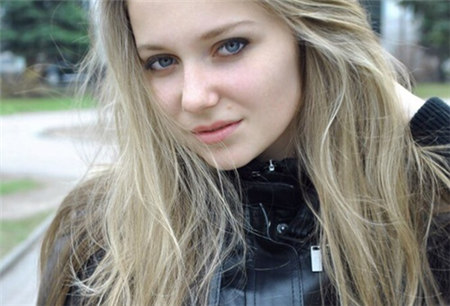 唇色反映你身体健康状况 嘴唇太干切勿口水舔嘴唇