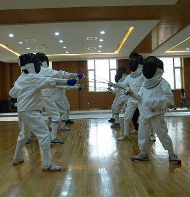 击剑运动 儿童练击剑运动的好处和注意事项