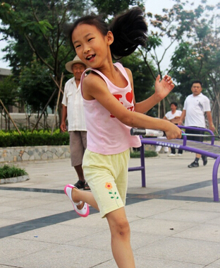 如何成为打羽毛球高手 首先进行体能锻炼