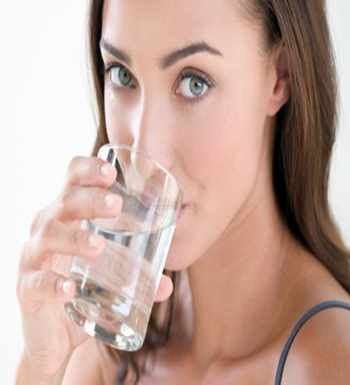 熬夜长痘怎么办  熬夜长痘多喝水少化妆