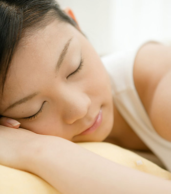 简易健身方法让女性午休赶走疲劳