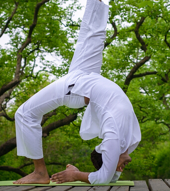 练习瑜伽十招 塑健康脊柱
