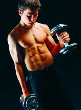 三角肌怎么练 男性朋友怎样锻炼三角肌