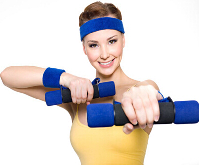 夏季练哑铃健身操 轻松甩掉脂肪