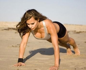 拥有好身材 女性丰胸俯卧撑怎么练