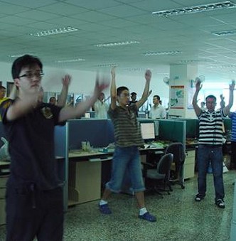 工间操 7个动作轻松做办公室工间操