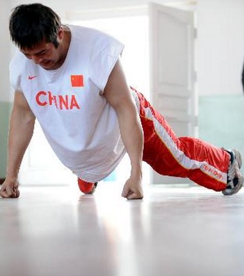 俯卧撑的正确做法 俯卧撑的正确姿势做法