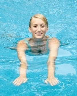 游泳入门 学游泳首先要克服对水的恐惧感