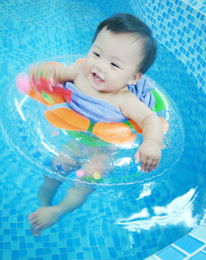 婴儿游泳的好处 婴儿游泳有益于身心健康